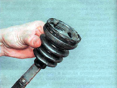 7. Снимаем чехол с вала привода.