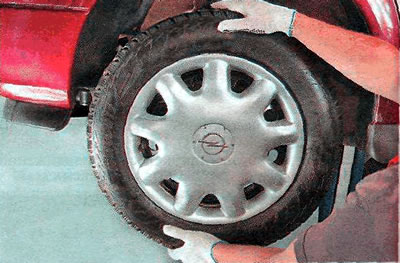 6. We hang up each wheel of the car one by one (see «Preparing the car for maintenance and repair»)…