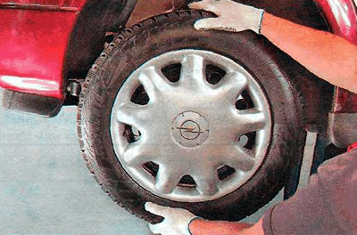 3. Rukama ljuljajte gornji i donji dio prednjeg kotača automobila u poprečnom smjeru.