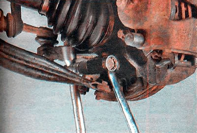 3. Ключом на 18 мм адварочваем гайку стяжного ніта хамута мацавання пальца шаравой апоры да…