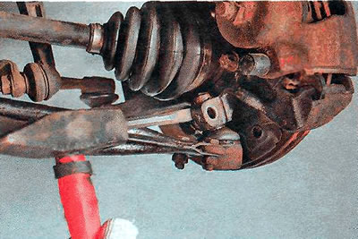 4. Пры неабходнасці зубілам або магутнай адвёрткай крыху разводзім хамут паваротнага кулака.