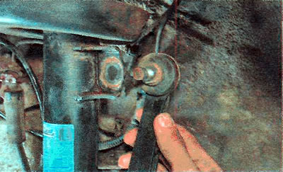 4. Вымаем палец шаравога шарніра стойкі стабілізатара з кранштэйна на стойцы падвескі.