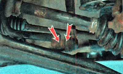 5. Аналагічна адлучаем ніжні бок стойкі стабілізатара папярочнай устойлівасці ад штангі і здымаем…