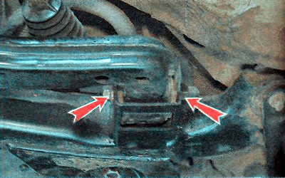 5. Аналагічна адварочваем ніт задняга мацавання рычага да подрамнику.