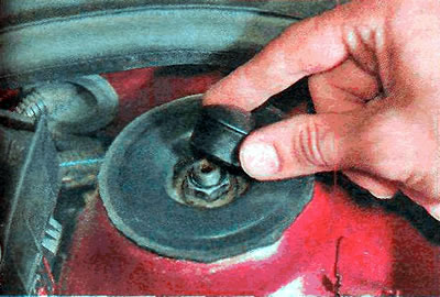 2. Адкрываем капот і здымаем ахоўны каўпачок верхняга мацавання стойкі.