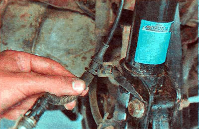 7. На аўтамабілях, абсталяваных АБС, здабываем з кранштэйна стойкі паляць правадоў датчыка хуткасці…