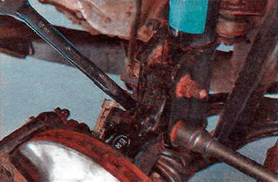 9. Ключом на 18 мм адварочваем гайкі нітаў мацавання паваротнага кулака да стойкі, утрымліваючы…