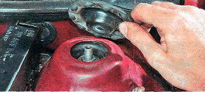 10. Канчаткова адварочваем гайку верхняга мацавання стойкі і здымаем упартую шайбу.