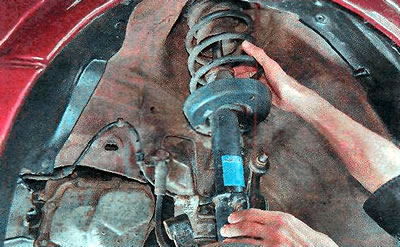 11. Вымаем балты мацавання стойкі да паваротнага кулака і здымаем стойку ў зборы з аўтамабіля.