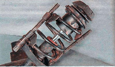 3. Усталёўваны сцяжкі спружын і раўнамерна сцягваем спружыну да зняцця нагрузкі з верхняга кубка…