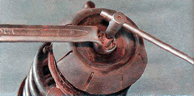 4. Утрымліваючы шток амартызатарнай стойкі ключом TORX Т30, саслабляем гайку верхняга мацавання…