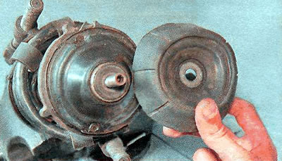 5. Здымаем верхнюю апору стойкі (дэмпфер).