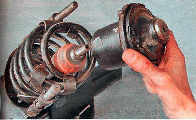 6. Здымаем верхні кубак спружыны ў зборы з упартым падшыпнікам.