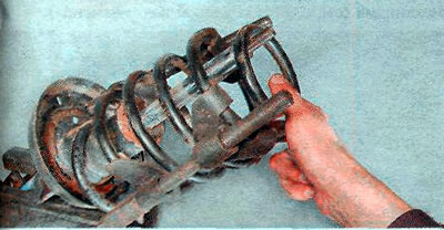 8. Здымаем спружыну (не здымаючы з яе сцяжкі).