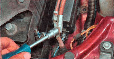 2. Адлучаем клему ад адмоўнай высновы акумулятарнай батарэі (гл. «Падрыхтоўка аўтамабіля да…