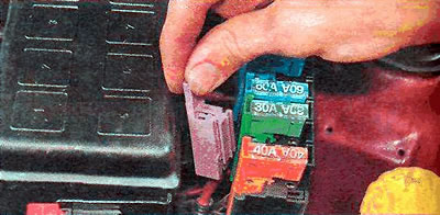 5. Адлучаем калодку засцерагальніка помпы гідраўзмацняльніка ад кранштэйна.