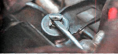 17. Шлицевой адвёрткай здымаем стопорную клямар і здабываем палец цягі скрынкі перадач ад…