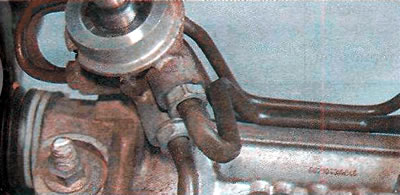 5. Ключом на 18 мм отворачиваем два штуцера крепления трубопроводов.