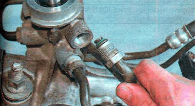 6. Отсоединяем трубопроводы от рулевой рейки.