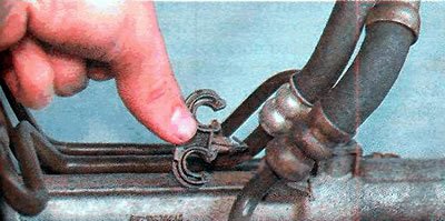 7. Извлекаем кронштейн крепления трубопроводов к рулевой рейке.