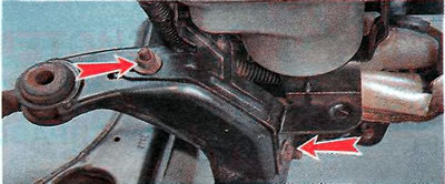 8. Ключом на 13 мм отворачиваем две гайки крепления кронштейна насоса к подрамнику.