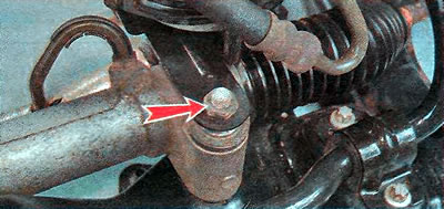 9. Тем же ключом отворачиваем гайку крепления кронштейна насоса к картеру рулевого механизма.