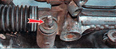 11. Ключом на 18 мм отворачиваем гайку болта левого крепления рулевого механизма к подрамнику. При…