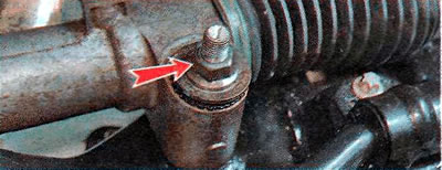 12. Ключом на 18 мм отворачиваем гайку болта правого крепления рулевого механизма к подрамнику. При…