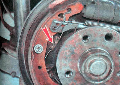 10. Sprawdź poprawność montażu sprężyny urządzenia automatycznej regulacji luzu w mechanizmie…