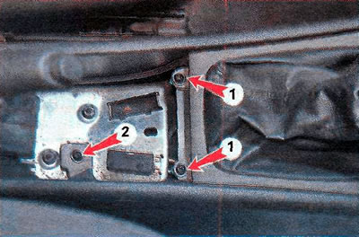 5. La modelul Astra cheia TORX T20 deșurubați două șuruburi 1 de fixare a căptușelii decorative…