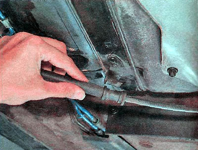 12. Odłącz lewy główny kabel od wspornika nadwozia.
