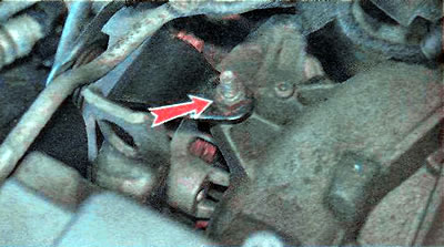 6. Using the same key, unscrew the pin.