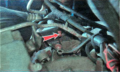 7. Using the TORX E14 key, unscrew the bolts securing the upper bracket to the generator...