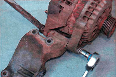8. Use a TORX E14 key to hold the bolt from turning, and use a 16 mm key to loosen the tightening…
