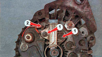 4. Folosind cheia TORX E5, deșurubați două șuruburi 1, deconectați conectorul 2 și scoateți…