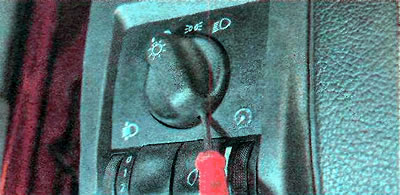 2. Pull the outdoor lighting switch towards you (turn on the interior lighting), press the lock…