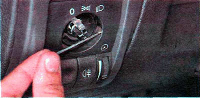 3. Using a 2 mm Allen key or any other thin object, pry up the retainer...