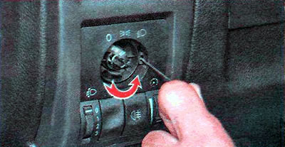 ... we turn the key and press it, fix it in this position by inserting the key a little deeper.