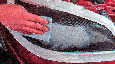 3. Apply the polish evenly and without pressing hard, using circular motions, to the headlight cap.