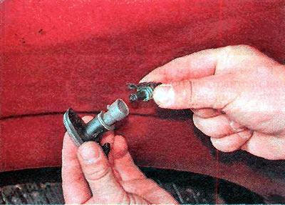 3. Disconnect the wiring harness connector from the lamp socket and remove the side turn signal.
