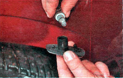 2. Turn the lamp holder counterclockwise and remove it from the indicator.