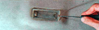 2. Pry up the lampshade with a thin slotted screwdriver and remove it from the upper side handle.