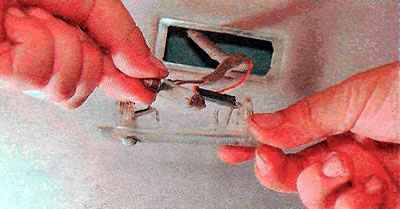 2. Press the spring contact and remove the faulty lamp from the socket.