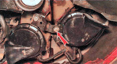 2. Folosind o cheie de 13 mm, deșurubați șurubul care fixează semnalul defect.