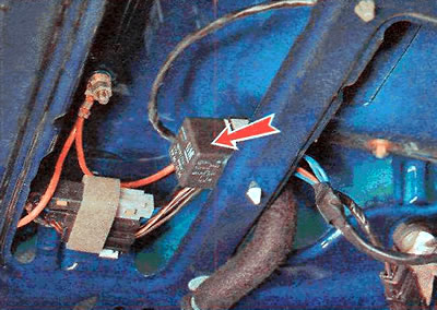 5. На модели Zafira проверяем дополнительное реле заднего стеклоочистителя, установленное на двери…