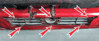 2. Folosind o șurubelniță Phillips, deșurubați cele șase șuruburi care fixează grila radiatorului.