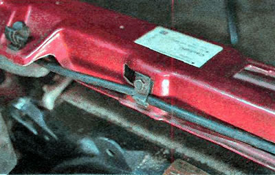2. Using an 8 mm wrench, unscrew the cable casing mounting bolt.