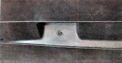 5. Using a TORX T25 key, unscrew the two screws on both sides of the trim.