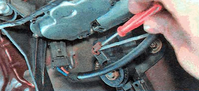 3. Turn the lock to disconnect the electric drive rod of the lock.