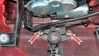 4. Using an 8 mm socket wrench, unscrew the two nuts securing the switch (cylinder).
